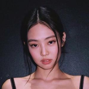 摸着小表妺的小屁股坐下
