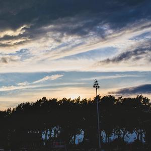 摸着小表妺的小屁股坐下
